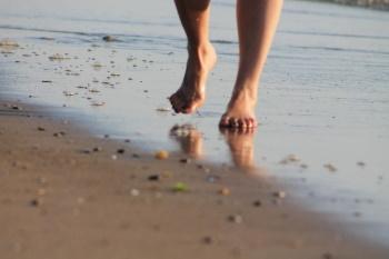 Voeten lopen op het strand